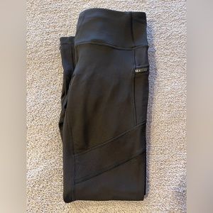 Lululemon size 8  7/8 length insulated fleece lined leggings. Very good cond